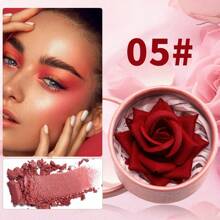 Rubor en relieve 3D en forma de rosa, que realza el tono natural del cutis de manera sutil, con pétalos pequeños, ideal para un maquillaje natural y de fácil aplicación