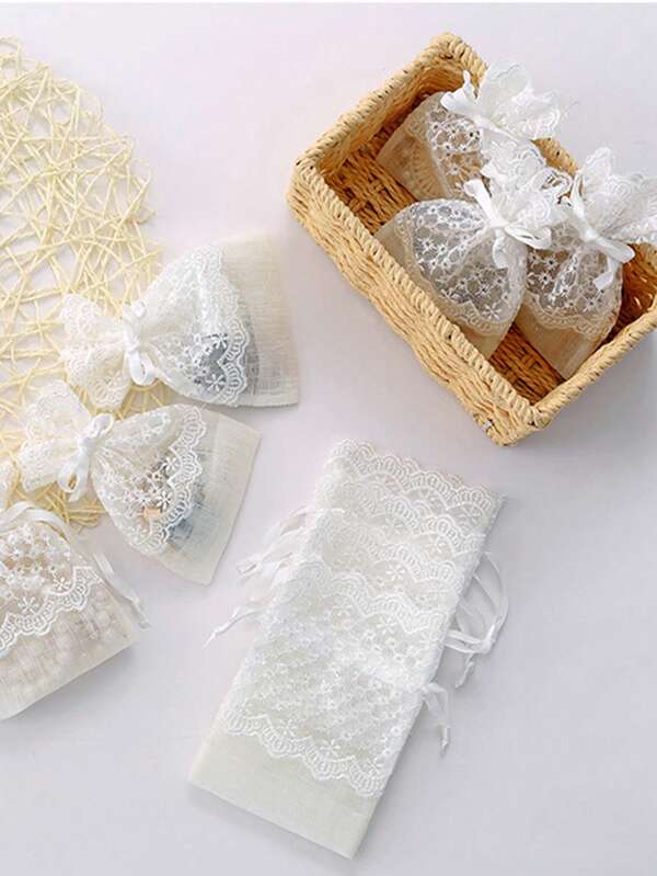 4 Stücke weiße Spitzen bestickte Geschenktüten, Hochzeit Party Geschenktüten, Schmuck Beutel mit Kordel, Party Goody Tüten, geeignet für Hochzeitsbankett, Brautparty, Themenparty Geschenke