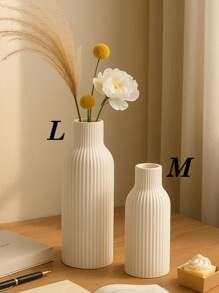 Vase décoratif blanc nervuré moderne - taille courte, moyenne ou grande. Accent de table ou de sol minimaliste pour le salon, la chambre, l'entrée, cadeau de remise des diplômes ou décoration estivale