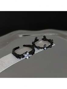 2pc Gothic Black Branch Ring Set Featuring Two Intricately Designed Black Metal Rings With Nature-Inspired Branch Motifs, One Adorned With A Clear Crystal Snowflake Or Floral Accent And The Other With Subtle Purple Gemstone Sparkle, Adjustable Open Bands Fit Most Fingers Comfortably, Ideal For Everyday Wear, Gothic Outfits, Costume Parties, And Unique Style Expression, A Captivating Gift For Women And Teen Girls. - 彩色 - 查看 8