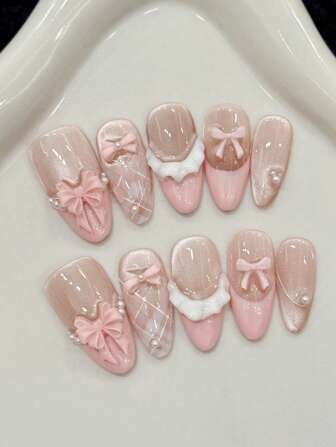 这款10件套Y2K辣妹风格杏仁形盔甲由手工制作，采用裸色设计，包含裙摆、芭蕾、法式猫眼、粉色蝴蝶、冰晶和透明白色元素。这款亮面盔甲男女皆宜，适合派对和舞会等日常穿着，内含工具包。（请注意，配件颜色随机）按压式美甲用品 美甲