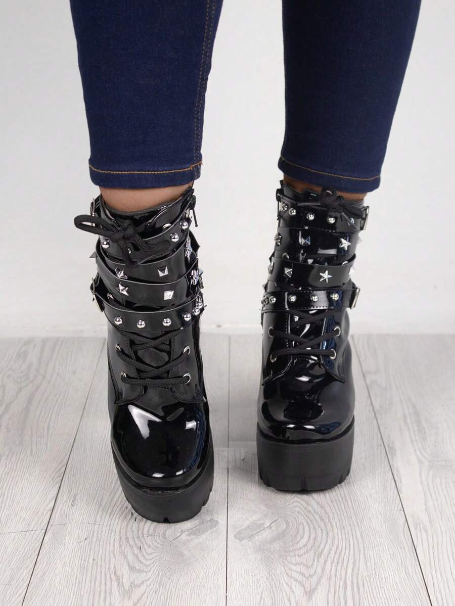 Botas fashion de moda para mujer a media rodilla con tacón de plataforma alta con acabado tipo recubierto brillante con cordones ajustables y con hebillas con hermosos estoperoles en forma de estrella, que ofrecen comodidad y versatilidad, adaptándose a diferentes estilos como el urbano y casual, ideales para el día a día en la ciudad, escapadas de fin de semana o eventos casuales, ofreciendo un toque de estilo fashion y glamour que resaltan la sofisticación en el calzado femenino. - Negro - Ver 1