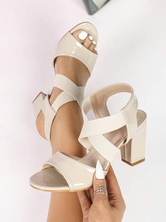 女士时尚百搭露跟粗跟凉鞋