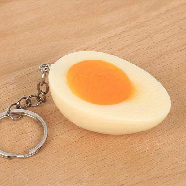 1 Chaveiro realista de ovo cozido - PVC macio, pingente decorativo de saco de imitação de comida, acessórios para carro, design requintado de proteína amarela e clara de ovo, durável e leve, adequado para chaves ou decorações