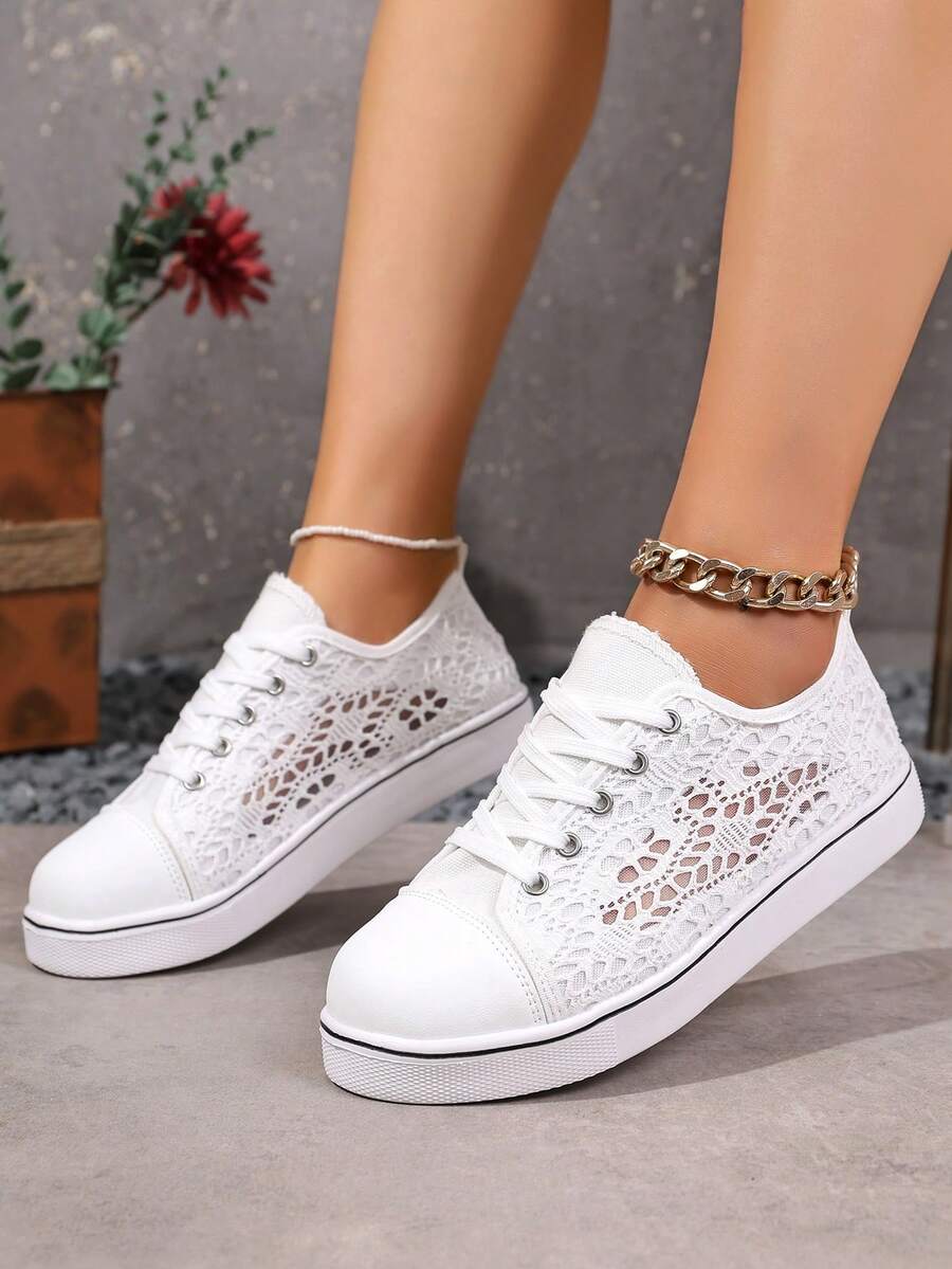 Giày thể thao nữ mũi tròn bằng vải canvas, kiểu dáng thường ngày, buộc dây và có họa tiết tua rua, phong cách học đường mới mùa xuân/thu 2026, phù hợp cho mặc hàng ngày, ở nhà, đi làm, du lịch, mọi mùa. Đế PVC nhẹ và thoáng khí.