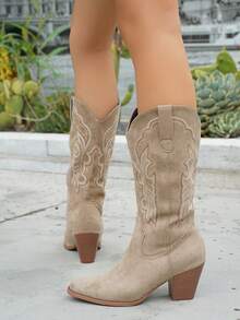 2024春秋新款女式大码V领尖头粗跟刺绣西部牛仔靴，户外时尚套脚中筒靴 - 卡其色 - 查看 6