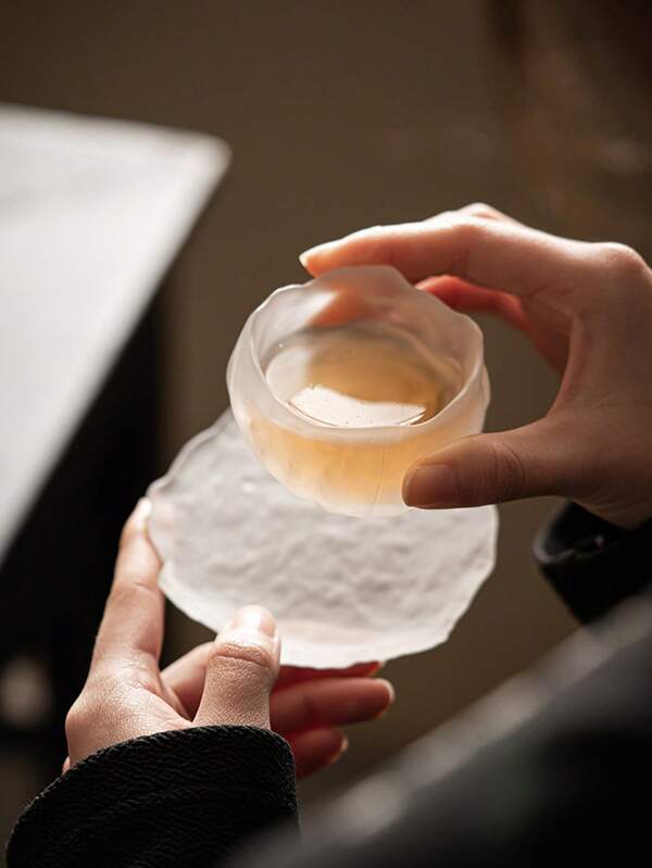 طقم أدوات شاي فني أنيق ذو تصميم بسيط، يشمل: كأس شاي من الزجاج الحليبي المطفي مع طبق سفلي وصينية شاي، طقم أدوات زجاجية مصقولة لتقديم الشاي