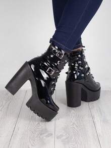 Botas fashion de moda para mujer a media rodilla con tacón de plataforma alta con acabado tipo recubierto brillante con cordones ajustables y con hebillas con hermosos estoperoles en forma de estrella, que ofrecen comodidad y versatilidad, adaptándose a diferentes estilos como el urbano y casual, ideales para el día a día en la ciudad, escapadas de fin de semana o eventos casuales, ofreciendo un toque de estilo fashion y glamour que resaltan la sofisticación en el calzado femenino. - Negro - Ver 2