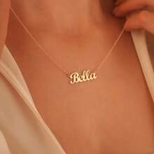 Collar personalizado con nombre en inglés de estilo sencillo, con placa de acero inoxidable bañada en oro de 18K. Joyería personalizada elegante como regalo de cumpleaños y festividades para mujeres, útiles escolares, regalos para maestros, para la universidad, para colegas, para dormitorios, para maestros, para niños y niñas, para adolescentes, estudiantes de secundaria, estudiantes de preparatoria, estudiantes universitarios, estudiantes de primer año, estudiantes de segundo año, estudiantes de grados inferiores