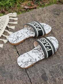 A Pair Of Fashionable Children's Shoes, Flat Sandals, Simple And Versatile Children's Shoes, Slippers, And Sandals