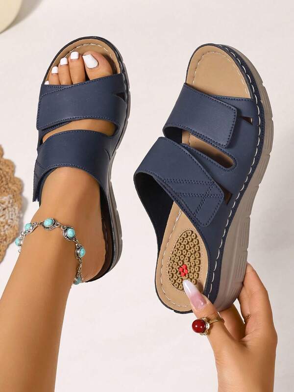 Sandalias de plataforma de unicolor para mujer con correas cruzadas, cierre de gancho y bucle, plantilla acolchada con diseño de puntos elevados y detalles rojos. Esenciales de verano elegantes y cómodos para vacaciones, fiestas, oficina, hogar y uso al aire libre.