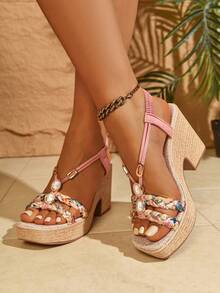 Giày sandal đế dày phong cách Bohemian dành cho nữ, đính đá giả kim cương, phối màu gradient. Thiết kế gót liền thân, đế dày thời trang mùa xuân/hè. Thích hợp cho trang phục hàng ngày, dự tiệc, du lịch, đám cưới, trình diễn thời trang. Phối dễ dàng với áo hai dây, áo phông, áo kiểu, bikini, chân váy, đầm, quần short, là phụ kiện cần thiết khi đi du lịch. - Hồng - Xem 2