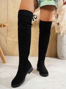 Las elegantes botas altas de tacón medio están diseñadas para chicas adolescentes con elementos elásticos y de cordones decorativos, son botas todo en uno