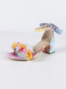 صنادل نسائية بكعب سميك مربع الأصبع 5.3 سم، بفيونكة معدنية وزهور ثلاثية الأبعاد على لون أزرق داكن، بحزام رفيع، أنيقة وناضجة للربيع والصيف للمناسبات الكاجوال والاجتماعية