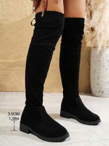 Las elegantes botas altas de tacón medio están diseñadas para chicas adolescentes con elementos elásticos y de cordones decorativos, son botas todo en uno