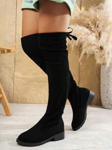 Las elegantes botas altas de tacón medio están diseñadas para chicas adolescentes con elementos elásticos y de cordones decorativos, son botas todo en uno