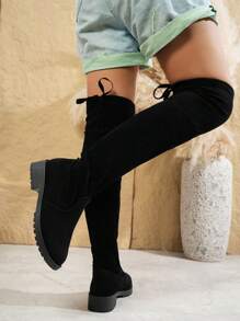 Las elegantes botas altas de tacón medio están diseñadas para chicas adolescentes con elementos elásticos y de cordones decorativos, son botas todo en uno