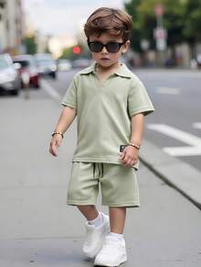 2 件套年轻男孩休闲标签图案华夫格 Polo T 恤和短裤套装，适合夏季户外、休闲、日常、学校
