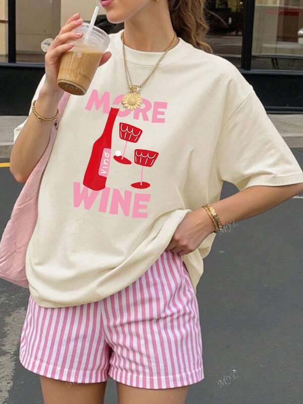 Slogans Weinflaschenmuster und "MEHR WEIN" Schriftzug Muster, Große Größen Sommer Damen Oberteil in Große Größen mit kurzen Ärmeln, bescheidenes Design, süße Sommer Tops
