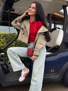 Abrigo corto de mujer tipo trench color caqui con doble botonadura, solapa y manga larga para primavera y otoño