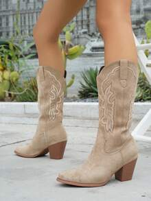 2024春秋新款女式大码V领尖头粗跟刺绣西部牛仔靴，户外时尚套脚中筒靴 - 卡其色 - 查看 4