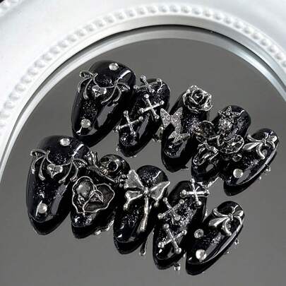 10片装长款深色杏仁形美甲贴纸。暗黑朋克风美甲套装，饰有黑色翅膀、骷髅头、蝴蝶、复古玫瑰、星星、天使、蝴蝶结和水钻。闪亮迷人的全覆盖可重复使用假指甲，适合上班族、学生、派对女孩以及所有季节。套装包含甲油胶和指甲锉。