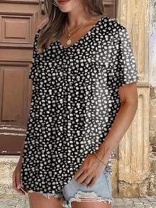 Plus Size Women's Fashion Ditsy Floral Pleated V-Neck Short Sleeve Casual T-Shirt - Black and White - View 4