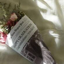 Mẫu bao bì bó hoa quà tặng tốt nghiệp gồm 2 tờ báo, báo có thể chỉnh sửa, phù hợp cho sinh viên mới tốt nghiệp, quà tặng tốt nghiệp đại học, 288x580MM - Báo Tốt Nghiệp - Xem 4