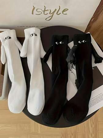 2 pares de calcetines, calcetines de amistad, calcetines de pareja. Este es un conjunto de calcetines interesante. Amantes del mismo estilo, con pequeñas manos con imanes en el interior, se sujetarán automáticamente de la mano, adecuados para obsequiar en festividades