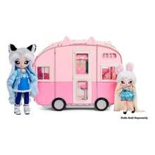Na! Na! Na! Surprise Caravana Kitty Cat Rosa Sin Muñecas, Con 7 ÁREAS DE JUEGO - Cocina, cama, ducha, hamaca, armario, toldo y comedor. La caravana Kitty-Cat es como un grande gato rosa con orejas y cola de gatito y matrícula MEOW. Hay muchos detalles impresos en todas partes, como papel pintado de conejito y azulejos de animales. - Rosa - Ver 1