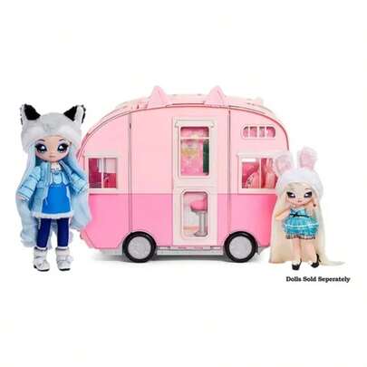 Na! Na! Na! Surprise Caravana Kitty Cat Rosa Sin Muñecas, Con 7 ÁREAS DE JUEGO - Cocina, cama, ducha, hamaca, armario, toldo y comedor. La caravana Kitty-Cat es como un grande gato rosa con orejas y cola de gatito y matrícula MEOW. Hay muchos detalles impresos en todas partes, como papel pintado de conejito y azulejos de animales.
