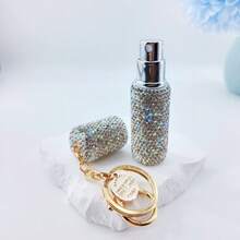 1个5毫升香水喷雾瓶，镶钻装饰/带钥匙扣，方便携带的香水喷雾器，可重复灌装的储物瓶，底部灌装，自动按压，可重复使用的喷雾瓶，便携式化妆品容器，适用于家居用品、旅行、生日礼物、新年礼物、女性时尚配饰！