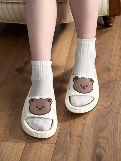 صنادل منزلية نسائية جديدة لفصل الخريف/الشتاء والصيف من EVA مانعة للانزلاق ومزيلة للروائح ومضادة للبكتيريا، مريحة وقابلة للتنفس، بتصميم دب بني وخطوط بيضاء، صنادل كاجوال يومية سهلة الارتداء