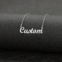 Collar personalizado con nombre en inglés de estilo sencillo, con placa de acero inoxidable bañada en oro de 18K. Joyería personalizada elegante como regalo de cumpleaños y festividades para mujeres, útiles escolares, regalos para maestros, para la universidad, para colegas, para dormitorios, para maestros, para niños y niñas, para adolescentes, estudiantes de secundaria, estudiantes de preparatoria, estudiantes universitarios, estudiantes de primer año, estudiantes de segundo año, estudiantes de grados inferiores