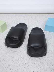 1 双 EVA 材质轻便简约家居拖鞋，防滑，适合日常穿着，尺码偏小