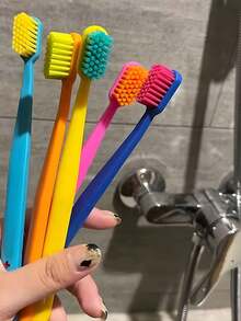 每盒1支护理牙刷 磨砂糖水果色 高密度中毛成人家庭抗菌牙刷 多色可选 独立包装牙刷 呵护牙龈清洁牙齿成人牙刷 超高密度软毛Chocoikes瑞士护理牙刷