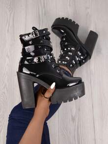 Botas fashion de moda para mujer a media rodilla con tacón de plataforma alta con acabado tipo recubierto brillante con cordones ajustables y con hebillas con hermosos estoperoles en forma de estrella, que ofrecen comodidad y versatilidad, adaptándose a diferentes estilos como el urbano y casual, ideales para el día a día en la ciudad, escapadas de fin de semana o eventos casuales, ofreciendo un toque de estilo fashion y glamour que resaltan la sofisticación en el calzado femenino. - Negro - Ver 3