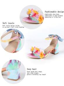 صنادل نسائية بكعب سميك مربع الأصبع 5.3 سم، بفيونكة معدنية وزهور ثلاثية الأبعاد على لون أزرق داكن، بحزام رفيع، أنيقة وناضجة للربيع والصيف للمناسبات الكاجوال والاجتماعية