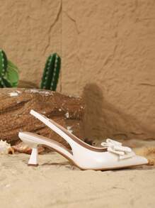 On feet& in love Modieuze elegante damesschoenen met hoge hak en strikversiering in lakleer met puntige neus, geschikt voor jurken