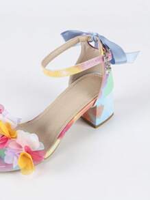 صنادل نسائية بكعب سميك مربع الأصبع 5.3 سم، بفيونكة معدنية وزهور ثلاثية الأبعاد على لون أزرق داكن، بحزام رفيع، أنيقة وناضجة للربيع والصيف للمناسبات الكاجوال والاجتماعية
