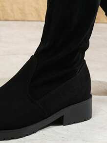 Las elegantes botas altas de tacón medio están diseñadas para chicas adolescentes con elementos elásticos y de cordones decorativos, son botas todo en uno