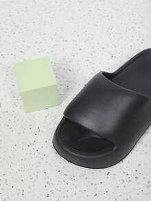 1 双 EVA 材质轻便简约家居拖鞋，防滑，适合日常穿着，尺码偏小