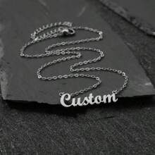 Collar personalizado con nombre en inglés de estilo sencillo, con placa de acero inoxidable bañada en oro de 18K. Joyería personalizada elegante como regalo de cumpleaños y festividades para mujeres, útiles escolares, regalos para maestros, para la universidad, para colegas, para dormitorios, para maestros, para niños y niñas, para adolescentes, estudiantes de secundaria, estudiantes de preparatoria, estudiantes universitarios, estudiantes de primer año, estudiantes de segundo año, estudiantes de grados inferiores