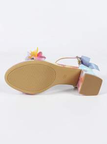 صنادل نسائية بكعب سميك مربع الأصبع 5.3 سم، بفيونكة معدنية وزهور ثلاثية الأبعاد على لون أزرق داكن، بحزام رفيع، أنيقة وناضجة للربيع والصيف للمناسبات الكاجوال والاجتماعية