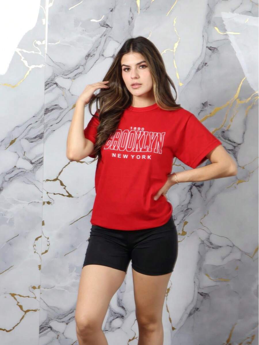 Conjunto 2 piezas camiseta oversize con mangas caídas unicolor con estampado en parte delantera y short tipo biker tela licra ajustados para dama - Brooklyn rojo - Ver 1