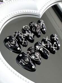 10 pointes d'ongles longues en forme d'amande foncées faites à la main. Ensemble d'ongles style punk foncé décoré d'ailes noires, de crânes, de papillons, de roses vintage, d'étoiles, d'anges, de noeuds papillon et de strass. Avec des décorations scintillantes fines, brillantes et brillantes. Kit complet d'ongles faux amovibles couvrant toute la surface, convenant aux employés de bureau, aux étudiants, aux filles en fête et pour toutes les saisons. Comprend de la colle de gelée et une lime à ongles. Fournitures pour ongles à clipser