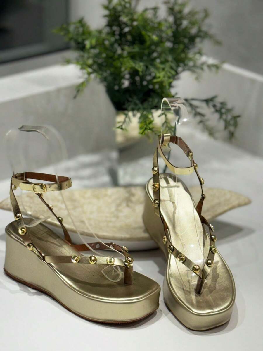Elegant And Comfortable Flip-Flop Style Flat Sandal With ABS Detail Gothic Punk ABS Studded Buckle High Heel - 淺金色 - 查看 1