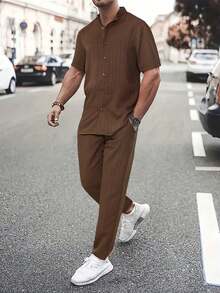 Men's Casual Summer Suit, Simple And Solid Men's Shirt Suit, Casual Short-Sleeved Shirt With Striped Buttons And Elastic Waist Trousers, Suitable For Vacation, Casual Wear, Daily Wear, Suitable As A Gift For Family, Boyfriend, Husband. - 棕色 - 查看 1