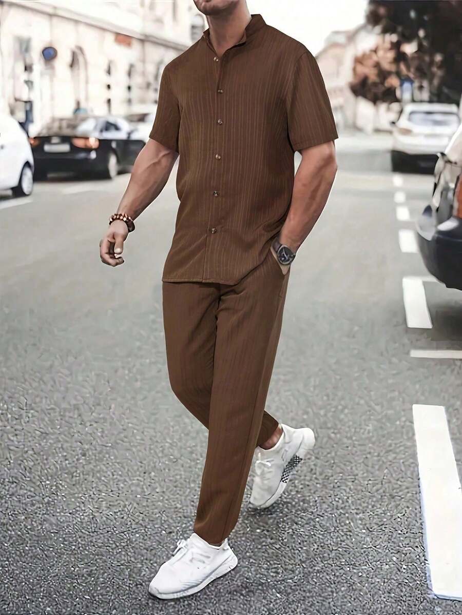 Men's Casual Summer Suit, Simple And Solid Men's Shirt Suit, Casual Short-Sleeved Shirt With Striped Buttons And Elastic Waist Trousers, Suitable For Vacation, Casual Wear, Daily Wear, Suitable As A Gift For Family, Boyfriend, Husband. - 棕色 - 查看 1