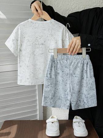 [Set de 2 piezas] Conjunto de moda casual de verano para niños 2025 con estampado de patrones, camiseta de manga corta de cuello redondo con estampado de copos de nieve en efecto desgastado + pantalones cortos casuales, adecuado para verano y actividades al aire libre